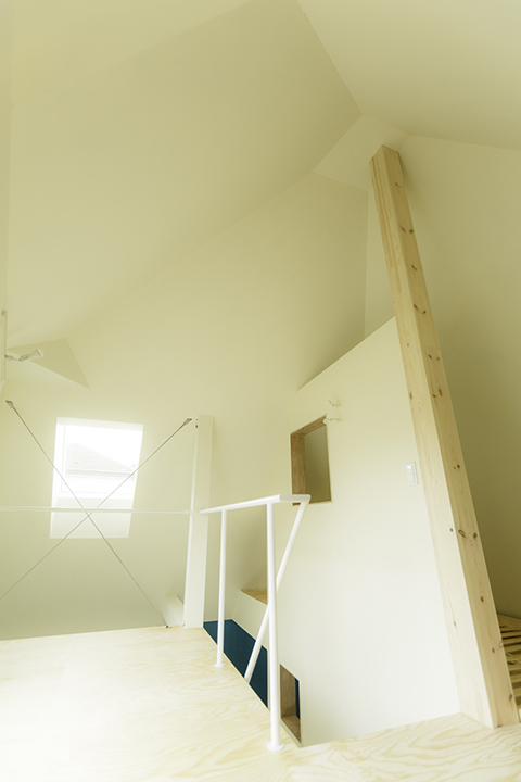 小屋裏も白で統一
