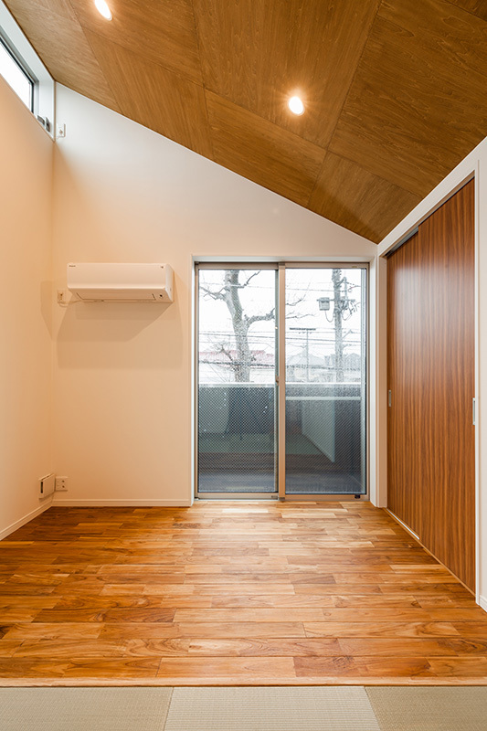 勾配天井のある狭小住宅