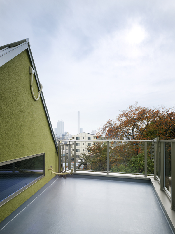 狭小住宅の屋上ルーフバルコニー